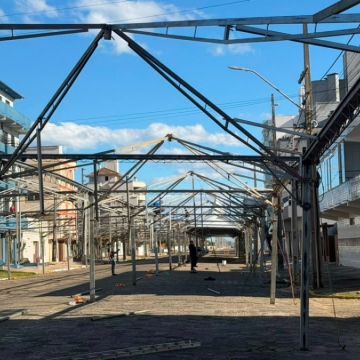 Estrutura da Festa do Peixe começa a ganhar forma em Balneário Arroio do Silva