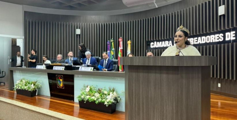 Representantes do turismo de Balneário Arroio do Silva divulgam a 33ª Festa do Peixe durante sessão da Câmara