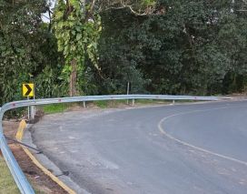 Trecho da Rua Rui Barbosa ganha defensa metálica em Araranguá