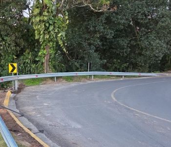 Trecho da Rua Rui Barbosa ganha defensa metálica em Araranguá