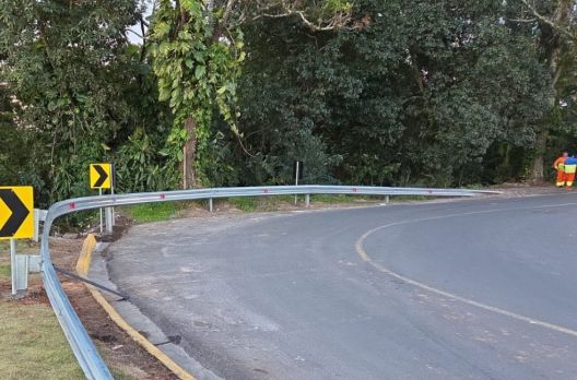 Trecho da Rua Rui Barbosa ganha defensa metálica em Araranguá