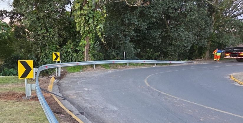 Trecho da Rua Rui Barbosa ganha defensa metálica em Araranguá