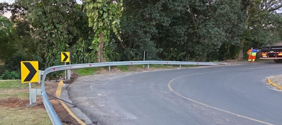 Trecho da Rua Rui Barbosa ganha defensa metálica em Araran...
