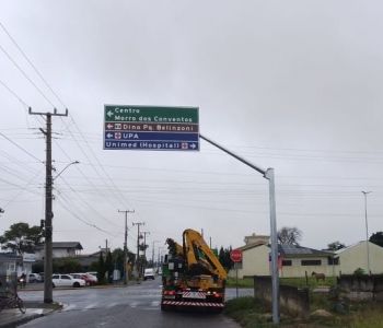 Araranguá instala novos semipórticos para reforçar a sinalização da cidade