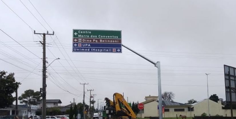 Araranguá instala novos semipórticos para reforçar a sinalização da cidade