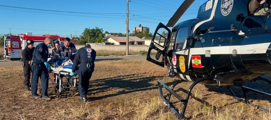 Paciente é transferida de helicóptero após sofrer AVC he...