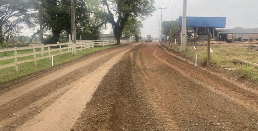 Araranguá: obra na ARA-211 bloqueia tráfego de caminhões durante o dia