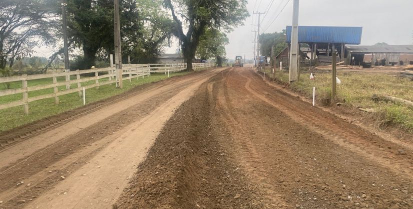 Araranguá: obra na ARA-211 bloqueia tráfego de caminhões durante o dia