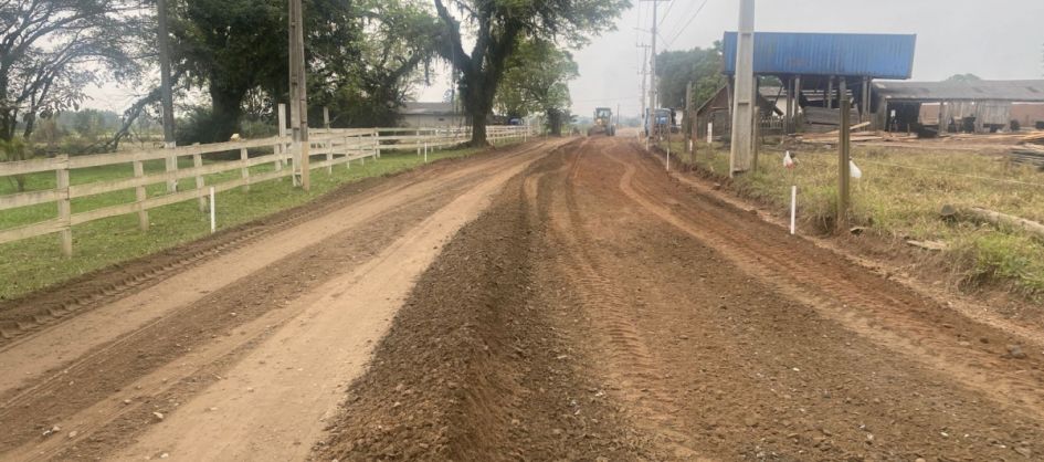Araranguá: obra na ARA-211 bloqueia tráfego de caminhões...