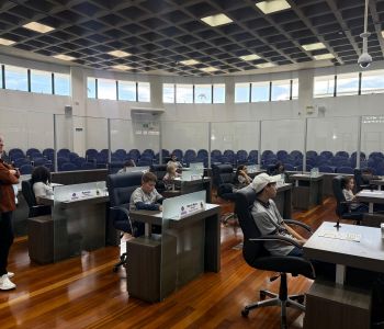 Alunos do CRAS conhecem funcionamento da Câmara em visita institucional
