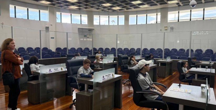 Alunos do CRAS conhecem funcionamento da Câmara em visita institucional