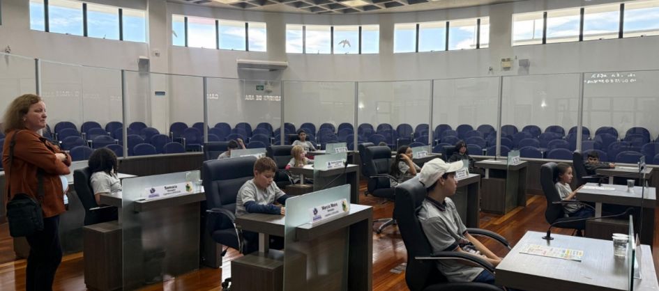 Alunos do CRAS conhecem funcionamento da Câmara em visita ...