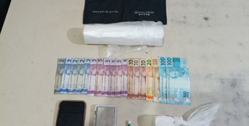 Mulher é presa por tráfico de drogas em Passo de Torres