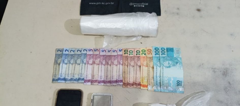Mulher é presa por tráfico de drogas em Passo de Torres