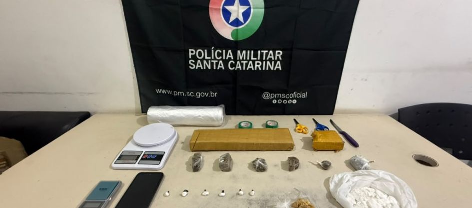 Drogas e balanças de precisão são apreendidas em Passo d...