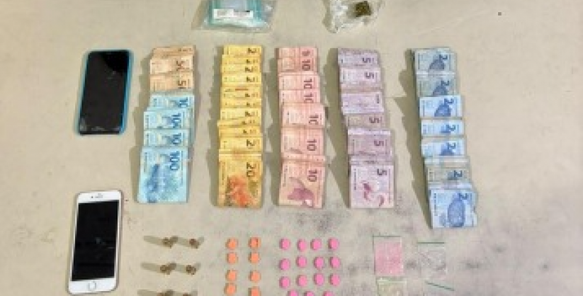 Três homens são presos por tráfico de drogas e porte ilegal de munição em Araranguá; mais de R$ 9 mil foram apreendidos