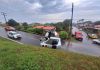 Caminhão tomba e atinge residência às margens da BR-101, em Sombrio