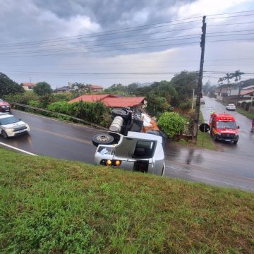Caminhão tomba e atinge residência às margens da BR-101, em Sombrio