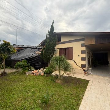 Caminhão tomba e atinge residência às margens da BR-101, em Sombrio