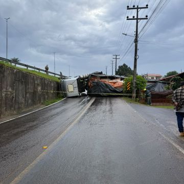 Caminhão tomba e atinge residência às margens da BR-101, em Sombrio