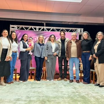 O deputado Tiago Zilli assina carta-compromisso com as mulheres no Voz Delas