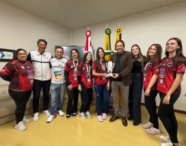 Prefeito recebe equipe feminina de handebol de Araranguá vice-campeã da OLESC