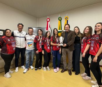Prefeito recebe equipe feminina de handebol de Araranguá vice-campeã da OLESC