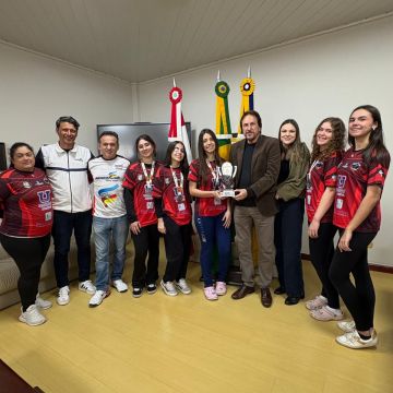 Prefeito recebe equipe feminina de handebol de Araranguá vice-campeã da OLESC