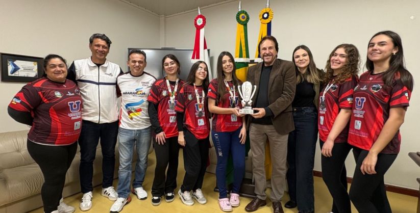Prefeito recebe equipe feminina de handebol de Araranguá vice-campeã da OLESC