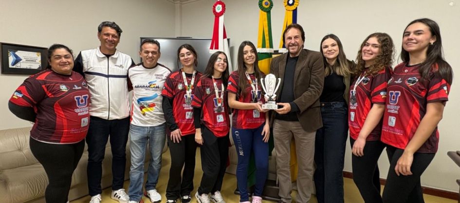 Prefeito recebe equipe feminina de handebol de Araranguá v...
