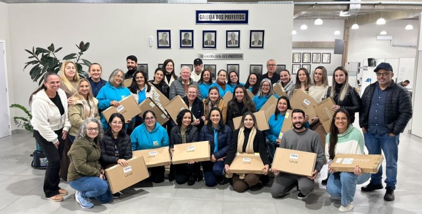 Professores efetivos da rede municipal de Balneário Arroio do Silva recebem notebook