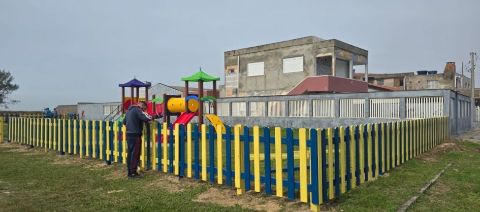 Playground da Avenida Beira Mar recebe cercamento para refo...