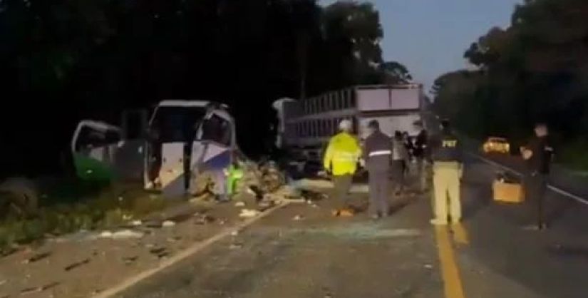 Acidente entre micro-ônibus e carreta deixa 23 mortos na BR-373, no Paraná