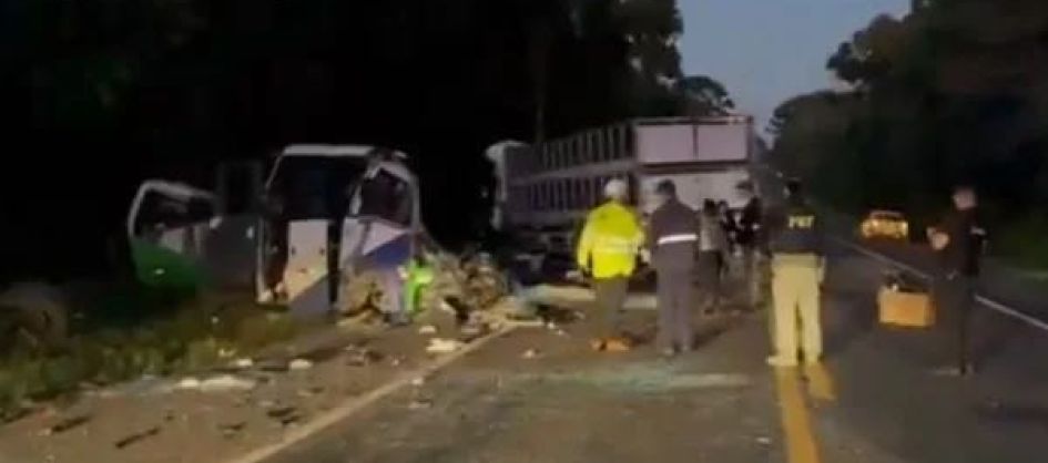 Acidente entre micro-ônibus e carreta deixa 23 mortos na B...
