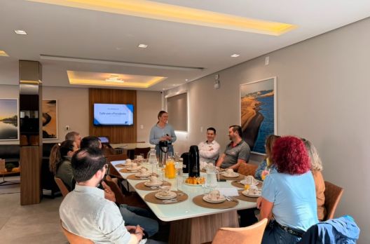 Café com a Presidente reúne empresários e fortalece diálogo com a CDL de Araranguá