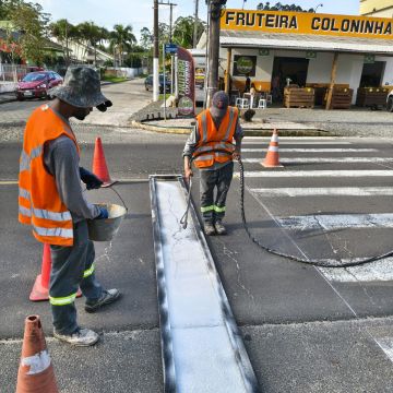 Demutran realiza melhorias na sinalização de trânsito em Araranguá