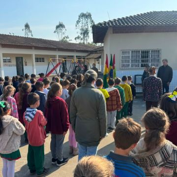 Turvo realiza atividades cívicas com participação de estudantes nas escolas