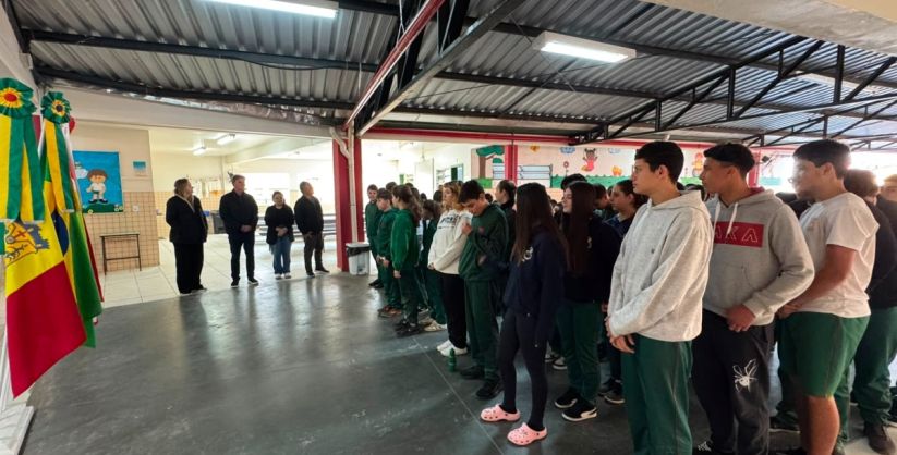 Turvo realiza atividades cívicas com participação de estudantes nas escolas
