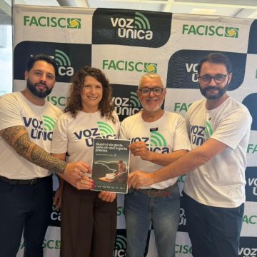 Presidente da ACIVA entrega demandas do Extremo Sul a candidatos durante o Voz Única 2026