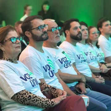 Presidente da ACIVA entrega demandas do Extremo Sul a candidatos durante o Voz Única 2026