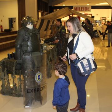 28º GAC celebra o Dia do Soldado com exposição no Center Shopping Araranguá
