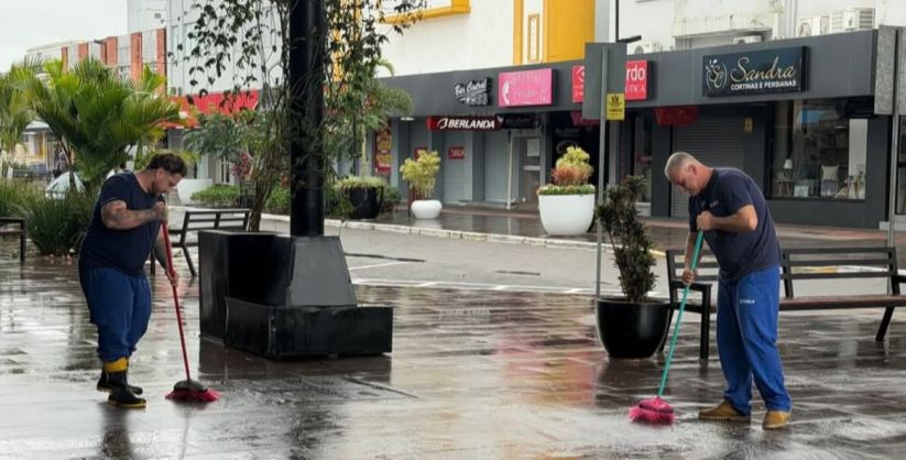 Equipes reforçam limpeza e manutenção no calçadão de Araranguá