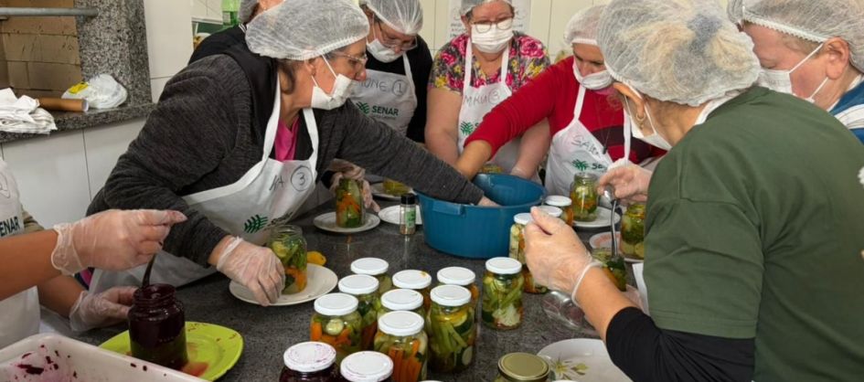 Curso concluído: mulheres aprendem na prática sobre Conservas e Hortaliças