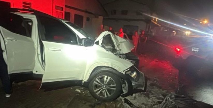 Assalto à mão armada termina com veículo colidindo contra poste em Araranguá