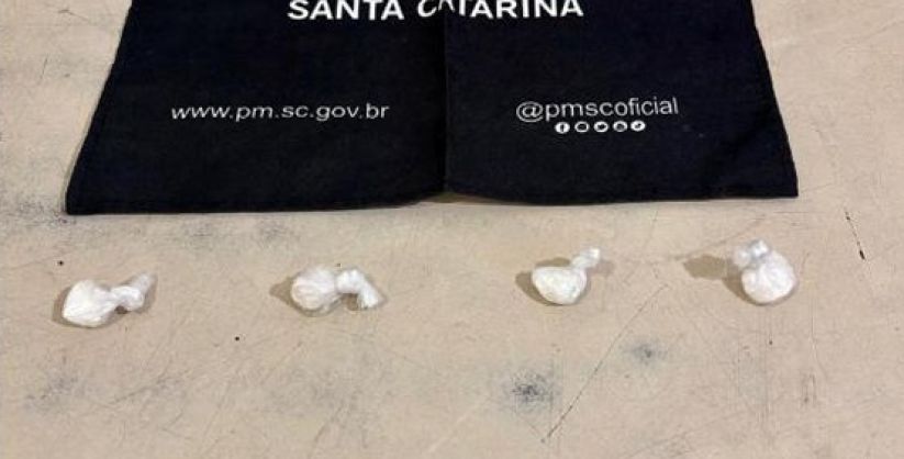 Homem é preso por tráfico de drogas após tentar fugir da Polícia Militar em Balneário Arroio do Silva