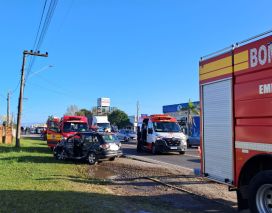 Automóvel bate contra caminhão estacionado na Divinéia, em Araranguá