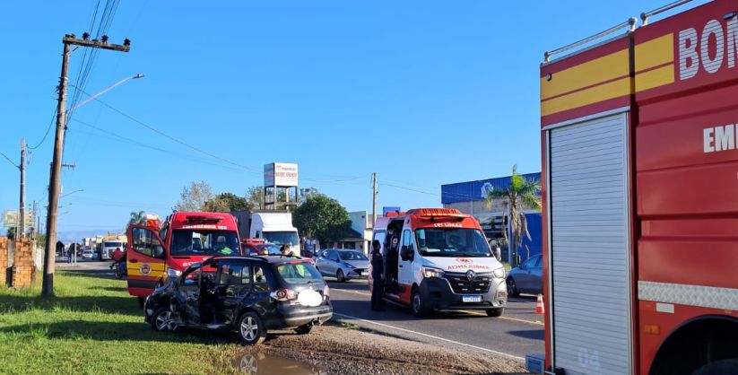 Automóvel bate contra caminhão estacionado na Divinéia, em Araranguá
