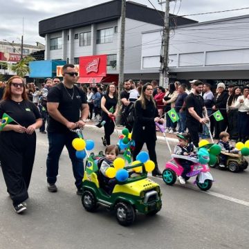 Desfile de 7 de Setembro reúne 101 instituições em Araranguá