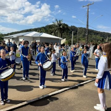 Sete de Setembro reúne mais de 1500  pessoas em desfile em Meleiro