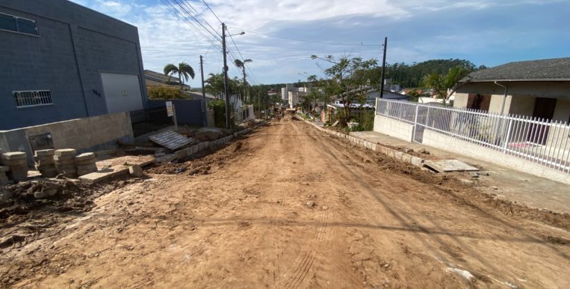 Obras de pavimentação e saneamento avançam em Araranguá